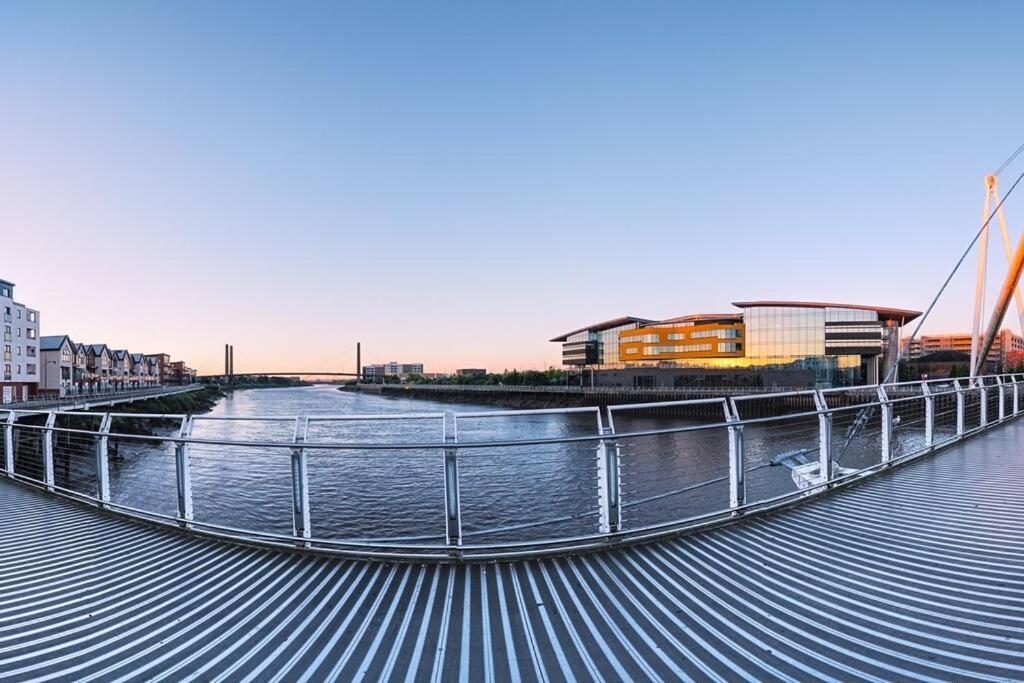 Luxury Riverfront Apartment Newport  Exterior photo
